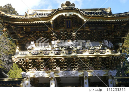 まばゆい金色と極彩色に彩られた日光東照宮と中禅寺湖畔にたたずむ中禅寺 121255253