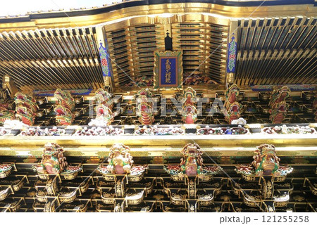 まばゆい金色と極彩色に彩られた日光東照宮と中禅寺湖畔にたたずむ中禅寺 121255258