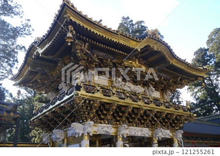 まばゆい金色と極彩色に彩られた日光東照宮と中禅寺湖畔にたたずむ中禅寺 121255261
