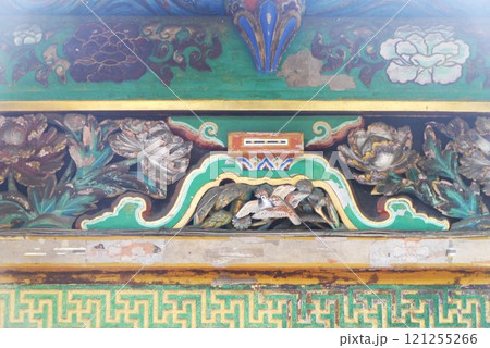 まばゆい金色と極彩色に彩られた日光東照宮と中禅寺湖畔にたたずむ中禅寺 まばゆい金色と極彩色に彩られた日光東照宮と中禅寺湖畔にたたずむ中禅寺 121255266