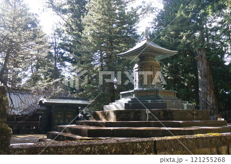 まばゆい金色と極彩色に彩られた日光東照宮と中禅寺湖畔にたたずむ中禅寺 まばゆい金色と極彩色に彩られた日光東照宮と中禅寺湖畔にたたずむ中禅寺 121255268