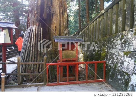 まばゆい金色と極彩色に彩られた日光東照宮と中禅寺湖畔にたたずむ中禅寺 まばゆい金色と極彩色に彩られた日光東照宮と中禅寺湖畔にたたずむ中禅寺 121255269