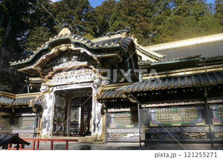 まばゆい金色と極彩色に彩られた日光東照宮と中禅寺湖畔にたたずむ中禅寺 121255271
