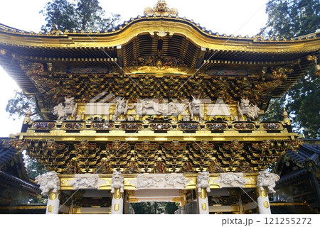 まばゆい金色と極彩色に彩られた日光東照宮と中禅寺湖畔にたたずむ中禅寺 まばゆい金色と極彩色に彩られた日光東照宮と中禅寺湖畔にたたずむ中禅寺 121255272