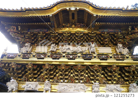 まばゆい金色と極彩色に彩られた日光東照宮と中禅寺湖畔にたたずむ中禅寺 121255273