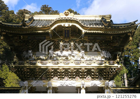 まばゆい金色と極彩色に彩られた日光東照宮と中禅寺湖畔にたたずむ中禅寺 121255276
