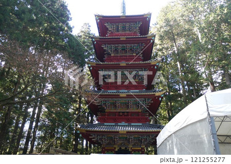 まばゆい金色と極彩色に彩られた日光東照宮と中禅寺湖畔にたたずむ中禅寺 121255277