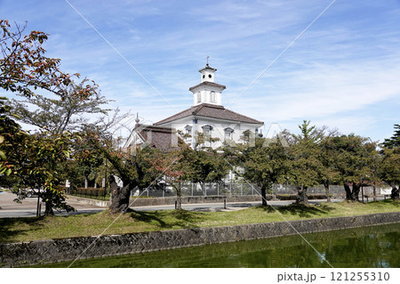 致道博物館に建つ旧西田川郡役所 手前に鶴ヶ岡城跡公園外堀が見える 121255310