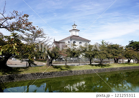 鶴ヶ岡城跡公園 外堀に映り込む致道博物館に建つ旧西田川郡役所 121255311