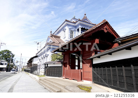 国道47号から見た致道博物館に建つ旧鶴岡警察署庁舎 121255316