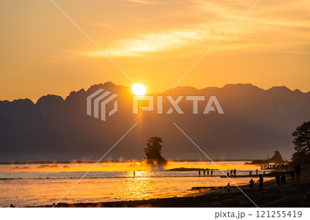 《富山県》雨晴海岸の夜明け・富山の絶景 《富山県》雨晴海岸の夜明け・富山の絶景 121255419