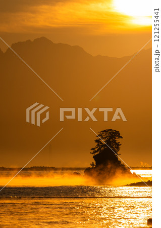 《富山県》雨晴海岸の夜明け・富山の絶景 《富山県》雨晴海岸の夜明け・富山の絶景 121255441