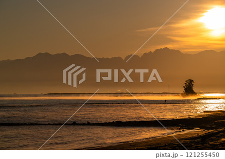 《富山県》雨晴海岸の夜明け・富山の絶景 121255450