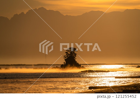 《富山県》雨晴海岸の夜明け・富山の絶景 121255452