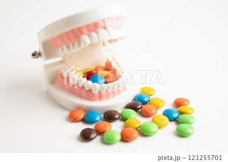 Sweet food and candy It cause tooth decay and root inflammation. Sweet food and candy It cause tooth decay and root inflammation. 121255701