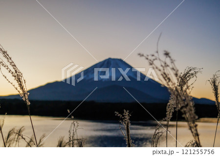 初冬の湖の日の出の風景 121255756
