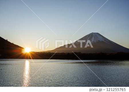 初冬の湖の日の出の風景 121255765