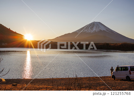 初冬の湖の日の出の風景 121255768