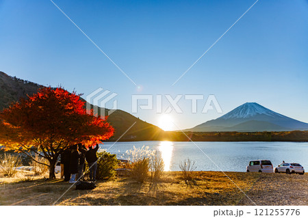 初冬の湖の日の出の風景 初冬の湖の日の出の風景 121255776