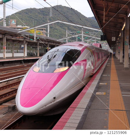 三原駅に停車中のキティちゃん新幹線　《広島》 121255906