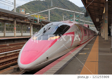 三原駅に停車中のキティちゃん新幹線 《広島》 三原駅に停車中のキティちゃん新幹線 《広島》 121255909