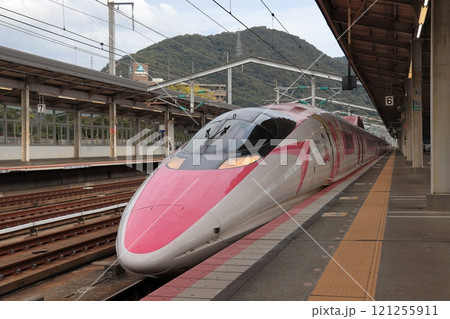 三原駅に停車中のキティちゃん新幹線 《広島》 三原駅に停車中のキティちゃん新幹線 《広島》 121255911