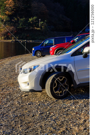 水際の砂利道でも安心して走行できるオールシーズンタイヤを履いたSUV 121256000