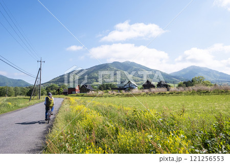 新緑・初夏のサイクリングイメージ　（蒜山高原） 121256553