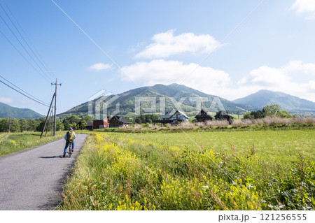新緑・初夏のサイクリングイメージ　（蒜山高原） 121256555