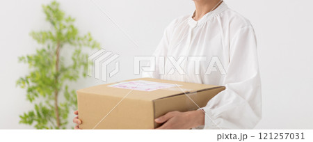 荷物を持つ女性のイメージ　(写真素材) 121257031