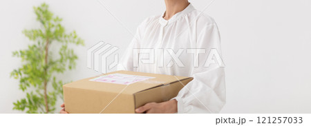 荷物を持つ女性のイメージ (写真素材) 荷物を持つ女性のイメージ (写真素材) 121257033