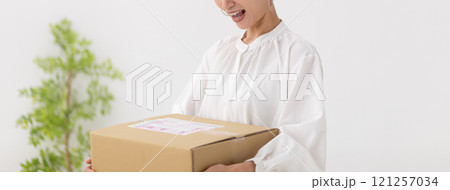 荷物を持つ女性のイメージ (写真素材) 荷物を持つ女性のイメージ (写真素材) 121257034