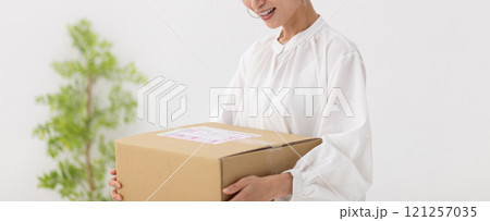 荷物を持つ女性のイメージ (写真素材) 荷物を持つ女性のイメージ (写真素材) 121257035