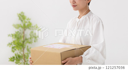 荷物を持つ女性のイメージ (写真素材) 荷物を持つ女性のイメージ (写真素材) 121257036
