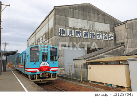 本巣駅に停車中の車両 121257045