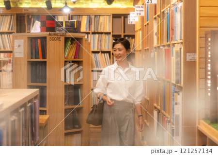 A middle-aged woman's lifestyle 121257134