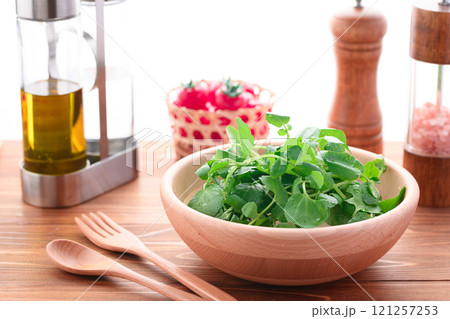 クレソンのシンプルなサラダ 121257253