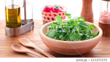 クレソンのシンプルなサラダ クレソンのシンプルなサラダ 121257255