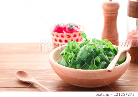 クレソンのシンプルなサラダ 121257275