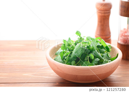 クレソンのシンプルなサラダ 121257280