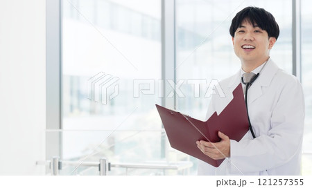 病院で働く男性医師 121257355