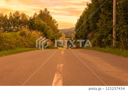【北海道上富良野町西11線 ジェットコースターの道の夕景】 【北海道上富良野町西11線 ジェットコースターの道の夕景】 121257434