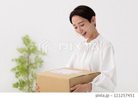 荷物を持つ女性のイメージ　(写真素材) 121257451