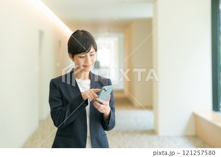 スマホを操作する女性 121257580