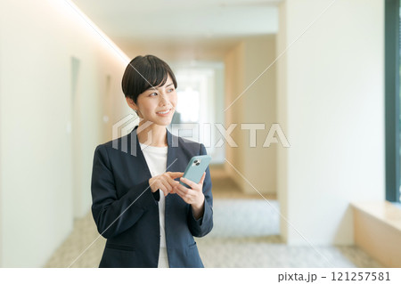 スマホを操作する女性 121257581