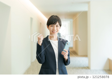 ガッツポーズをするスーツの女性 ガッツポーズをするスーツの女性 121258078