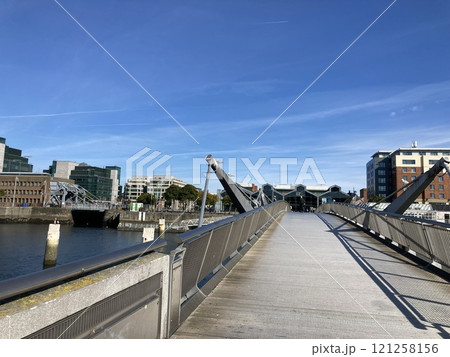 アイルランドのダブリンにある橋と風景 アイルランドのダブリンにある橋と風景 121258156
