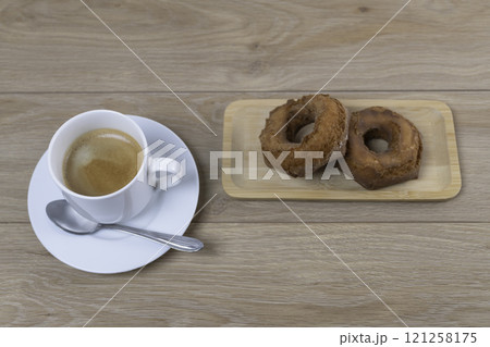 温かいコーヒーとドーナツでコーヒーブレイク 121258175