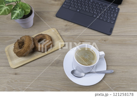温かいコーヒーとドーナツでコーヒーブレイク 温かいコーヒーとドーナツでコーヒーブレイク 121258178