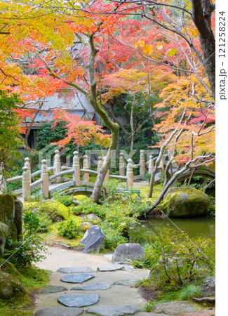 神戸市須磨区にある神戸迎賓館・旧西尾邸の紅葉のきれいな庭園 121258224
